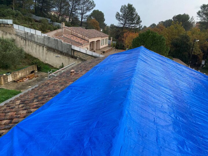 Bâchage provisoire sur toiture