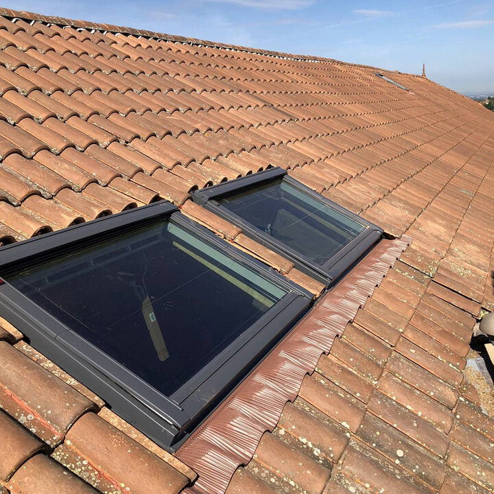 Pose de fenêtre de toit Velux